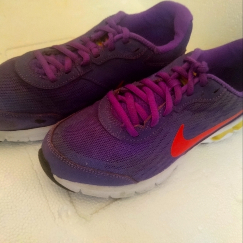 Nike reax run 9 Unisex athletic running shoes kids 5Y Rarely Worn Classi…​
